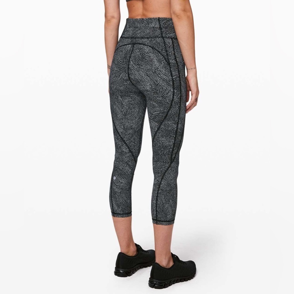 Lululemon Time To Sweat Crop *23" Free Spirit Alpine White Black size 2 - Picture 2 of 7